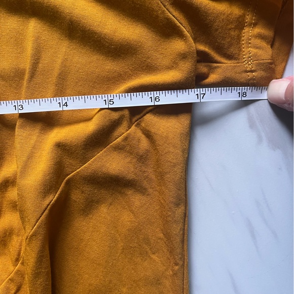 ✨NWOT✨ Dex Tied Tee - Picture 3 of 5